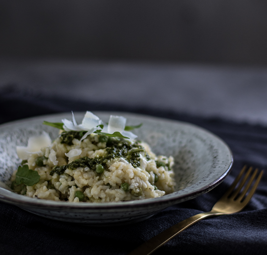 Italské risotto s hráškem a rukolovým pestem