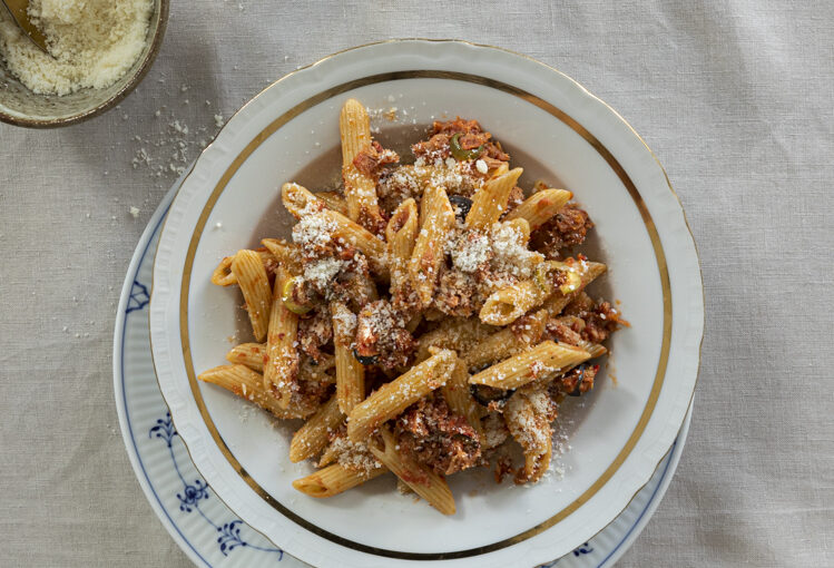 Penne s tuňákem, rajčaty a olivami